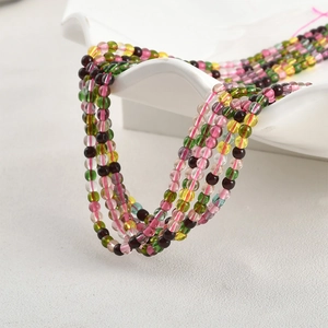 Détail macro de perles de verre facettées colorées de 3 mm pour bijoux DIY