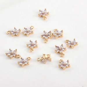 Détail de breloques fleur à cinq pétales en cuivre doré avec zircon pour bijoux faits main