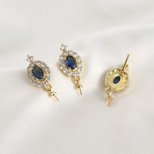 Orecchini a perno ovali con zircone blu placcati oro 14k con alone di cristallo e perno