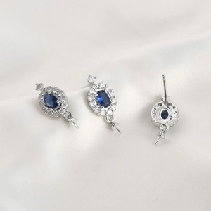 Dettaglio orecchini placcati oro 14k con zircone blu e alone di cristalli scintillanti
