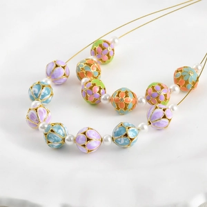 Cuentas de flores en esmalte cloisonné bañadas en oro 18K con perlas para joyería DIY