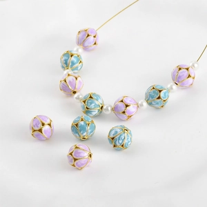 Cuentas de flores cloisonné con engaste hueco de oro de 18K para joyería DIY