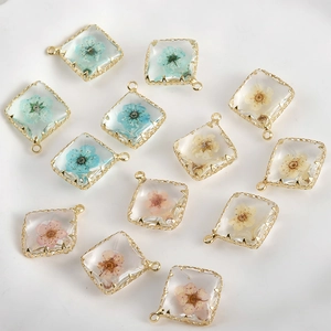 Quadratische 14k vergoldete Harzanhänger mit echten Trockenblumen für DIY-Schmuck