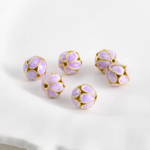 Detalle de cuentas chapadas en oro 18K con textura de mármol púrpura para joyería DIY
