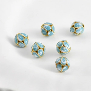 Detalle de cuentas de flores en esmalte cloisonné chapado en oro 18K para joyería artesanal