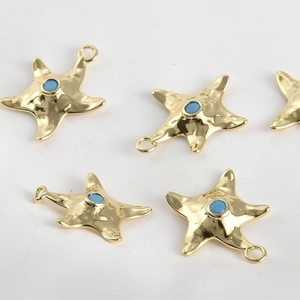 Detail der 14k Gold Seestern Anhänger mit Türkis Zentrum und gehämmerter Metalltextur