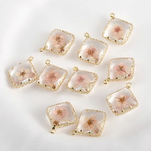 Detailansicht quadratischer 14k vergoldeter Anhänger mit echten rosa Trockenblumen