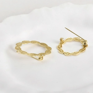 Detailansicht der 14k vergoldeten Hohlblatt-Kreisbrosche mit Vorder- und Rückseiten-Design