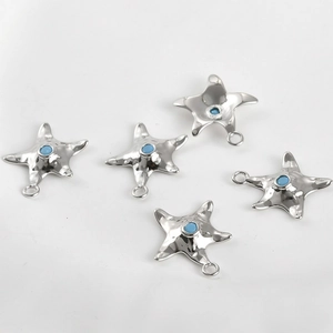 Detailansicht von 5 polierten Seestern-Anhängern mit blauen Perlen für DIY-Schmuck
