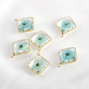 Quadratische 14k Gold-Anhänger mit blauen Trockenblumen für DIY Schmuckherstellung