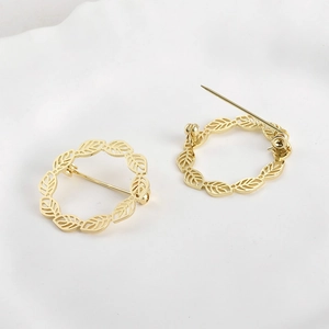 Detailansicht der 14k vergoldeten Brosche mit hohlgeprägten Blättern für DIY-Schmuck