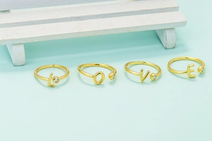 Set de anillos dorados ajustables LOVE con detalles de circonita para mujer
