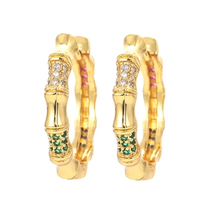 Orecchini a cerchio stile bambù in oro con zirconi bianchi, verdi e rosa
