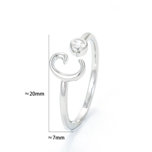 Detalle de anillo abierto plateado con letra y cristal, medida de 20 mm x 7 mm