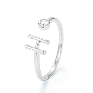 Anillo abierto de plata minimalista con letra H y una piedra de circonita brillante