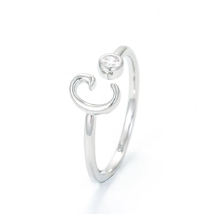 Anillo ajustable de plata para mujer con la letra C y una piedra de circón brillante