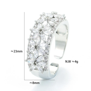 Anillo abierto de plata con flores de circón y racimo de pétalos brillantes