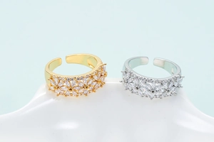 Anillos de flor con circonitas en oro y plata con diseño abierto y ajustable
