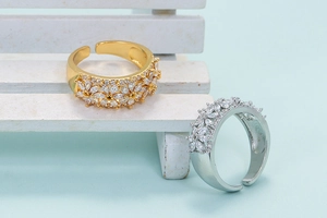 Anillos abiertos con flores de circonita brillante en tonos dorado y plata