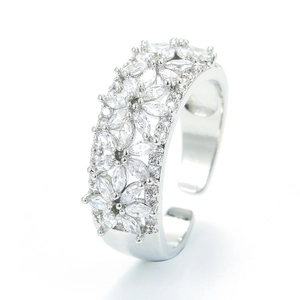 Anillo abierto de flor con circonitas brillantes y pétalos engastados en plata