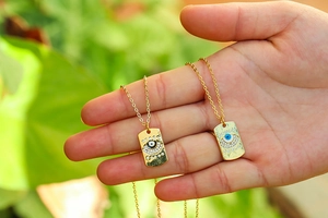 Collares con colgante cuadrado Ojo de la Suerte dorado con cristales azules y negros