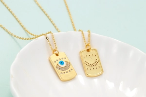 Collar con colgante cuadrado de ojo turco dorado con esmalte azul y cristales finos