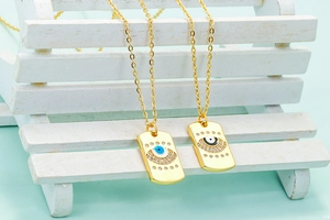 Collares dorados con colgantes cuadrados de Ojo Turco e incrustaciones de circonitas