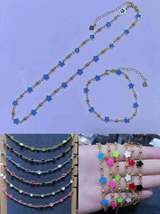 Parure bracelet et collier à fleurs en émail coloré avec perles dorées et cristaux