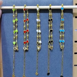 Lot de 5 bracelets dorés avec breloques en forme de cœur et émail multicolore