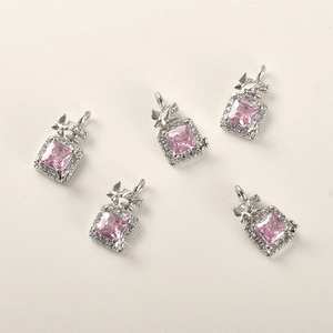 Makroaufnahme von Schmetterling Anhängern mit rosa Edelstein und Silberbeschichtung