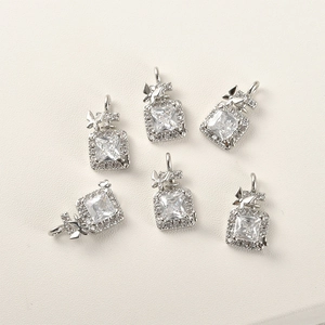Detailansicht quadratischer Zirkonia-Anhänger mit Schmetterlings-Akzenten in Silber