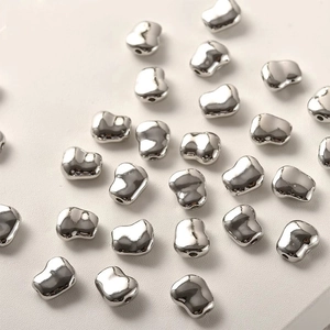 Unregelmäßige herzförmige silberne Zwischenperlen für DIY-Schmuck mit seitlicher Bohrung