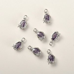 Detailansicht ovaler violetter Amethyst-Anhänger mit Silberfassung und Stern-Akzenten