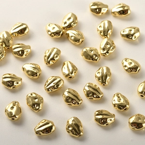 Detalle de cuentas espaciadoras irregulares bañadas en oro de 14k con textura de lava DIY