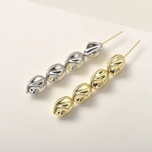 Pendientes lineales de cuentas irregulares chapados en oro de 14k y plata brillante