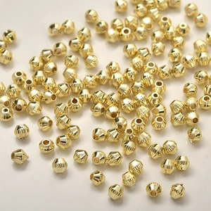Makro-Detail von 14k vergoldeten Rauten-Zwischenperlen für die DIY-Schmuckherstellung