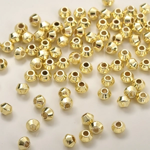 Detailaufnahme von facettierten 14k vergoldeten Messing-Zwischenperlen für DIY-Schmuck
