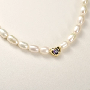 Collana di perle a riso e cuore in zircone placcato oro 14k con gemma viola