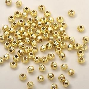 Nahaufnahme von 14k vergoldeten facettierten Rauten-Abstandshalterperlen für DIY-Schmuck