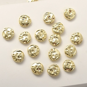 Primer plano de cuentas espaciadoras planas de oro de 14k con relieve irregular