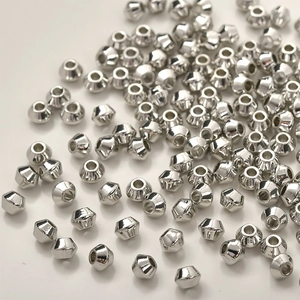 Detailaufnahme silberner facettierter Bicone-Metallperlen für DIY-Schmuckherstellung