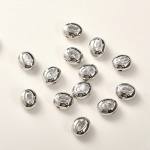 Vista macro di distanziatori in zircone placcato argento per la creazione di gioielli DIY