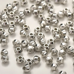Nahaufnahme der rautenförmigen 14k Gold vergoldeten Zwischenperlen für DIY Schmuckbau