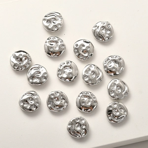 Cuentas para joyas DIY en plata martillada con forma redonda plana irregular para artes