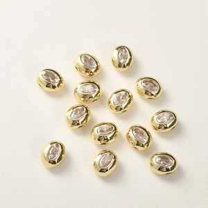 Dettaglio di perline distanziatrici a cuore placcate oro 14k con zircone per gioielli DIY