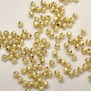 Makro-Detail von 14k vergoldeten Rauten-Zwischenperlen für DIY-Schmuckherstellung