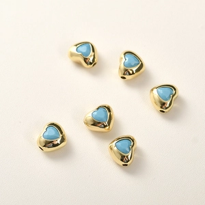 Dettaglio delle perle di zircone a cuore placcate oro 14k per la creazione di gioielli