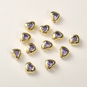 Dettaglio di perline a cuore in zircone viola placcato oro 14k per gioielli fai-da-te