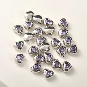Dettaglio di perline a cuore in argento con zircone viola per creazione gioielli