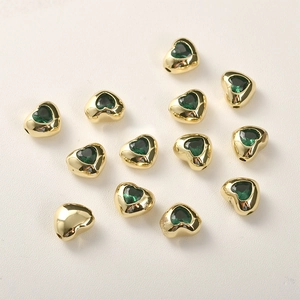Dettaglio di distanziatori in zircone verde a forma di cuore placcati in oro 14k DIY